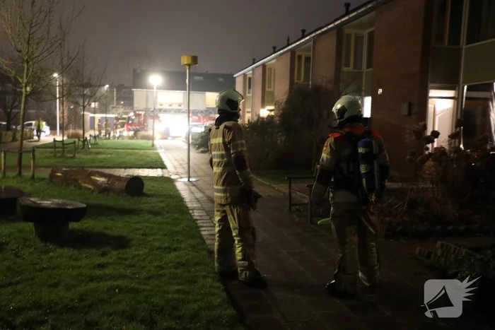 Brandweer veegt schoorsteen na vermoedelijke brand