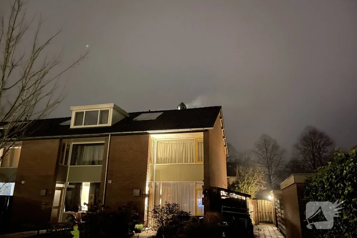 Brandweer veegt schoorsteen na vermoedelijke brand