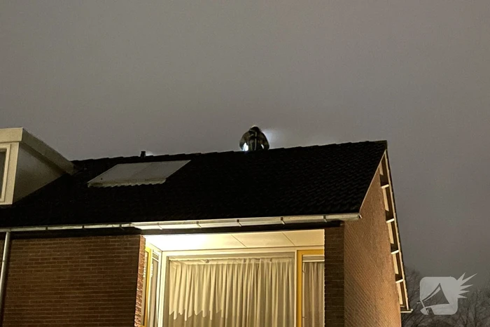 Brandweer veegt schoorsteen na vermoedelijke brand