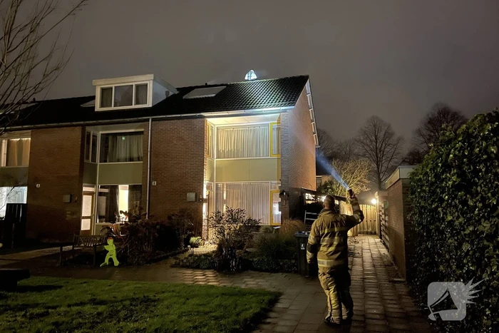 Brandweer veegt schoorsteen na vermoedelijke brand