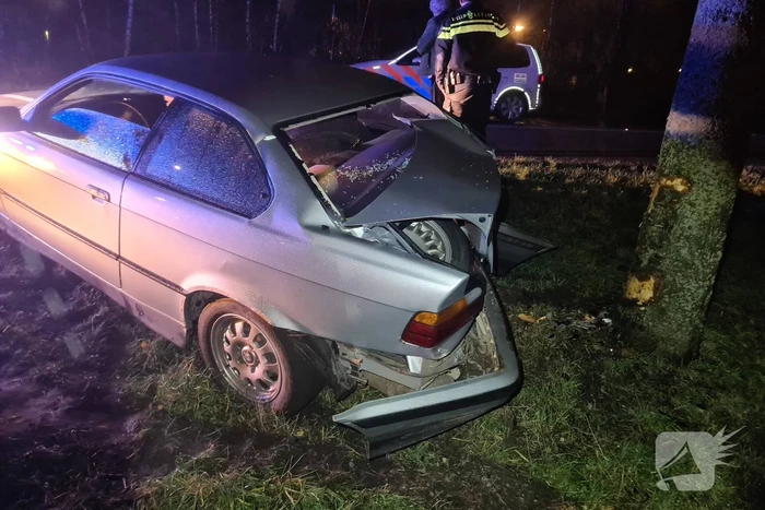 Auto slipt en komt tegen boom tot stilstand