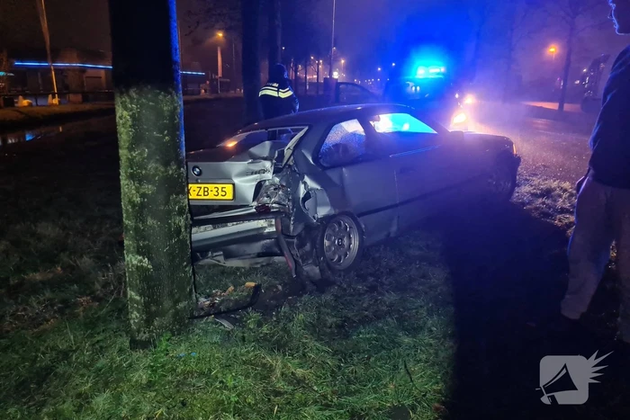 Auto slipt en komt tegen boom tot stilstand