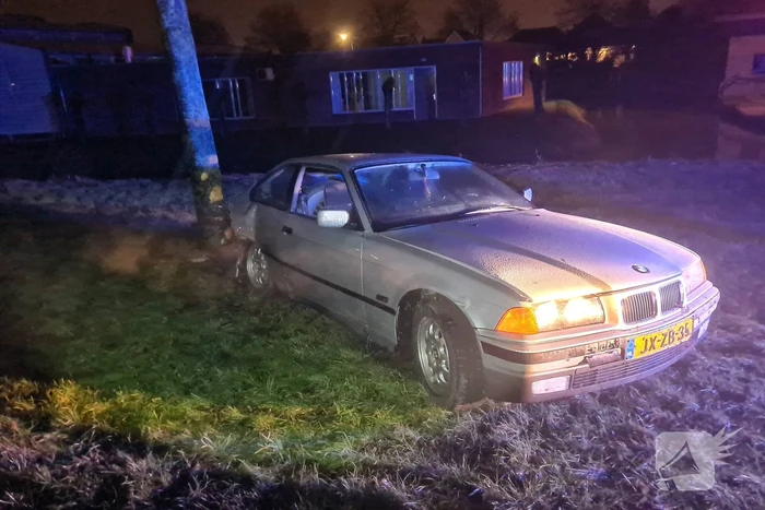 Auto slipt en komt tegen boom tot stilstand