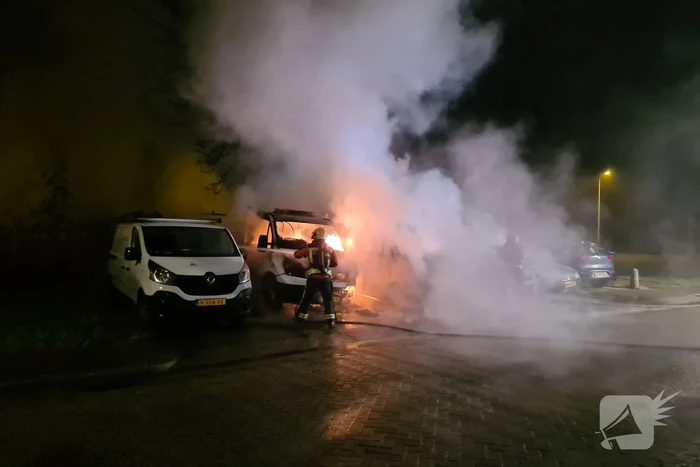 Postpakketten verwoest door brand in bestelbussen