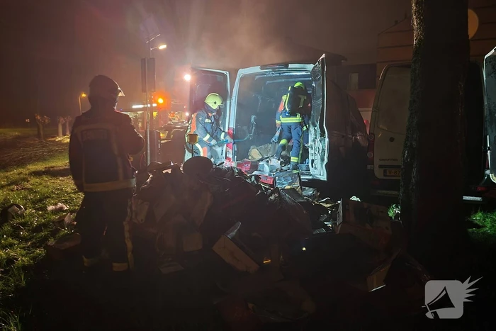 Postpakketten verwoest door brand in bestelbussen