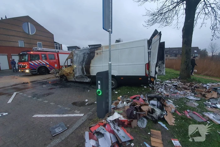 Postpakketten verwoest door brand in bestelbussen