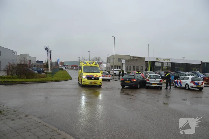 Twee auto's botsen op kruising