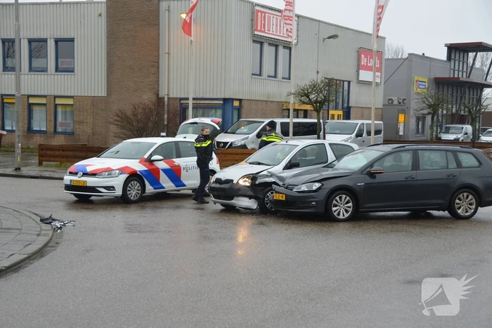 Twee auto's botsen op kruising