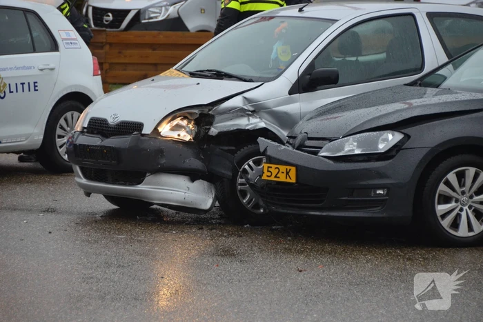 Twee auto's botsen op kruising