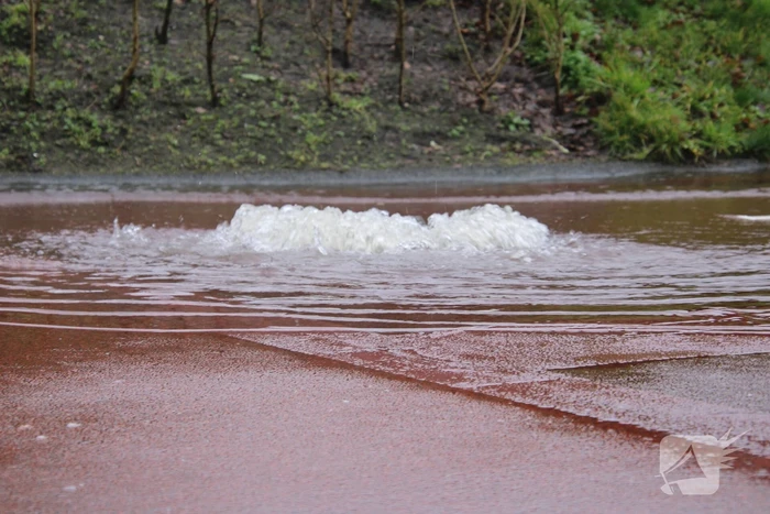 Water spuit uit putdeksel