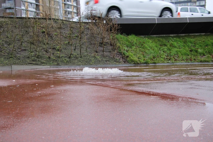 Water spuit uit putdeksel