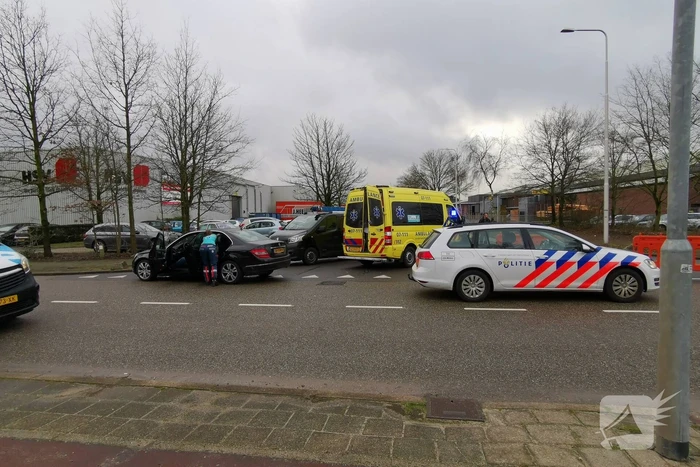 Twee voertuigen botsen op t-splitsing