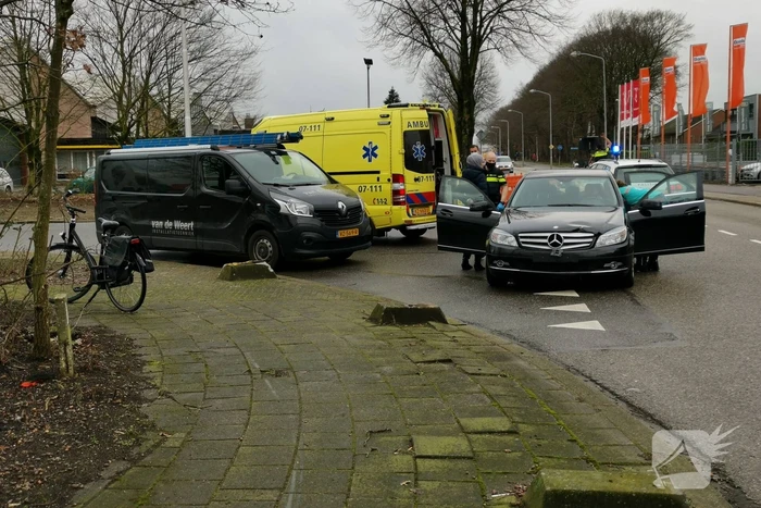 Twee voertuigen botsen op t-splitsing