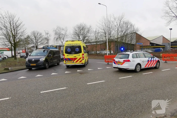 Twee voertuigen botsen op t-splitsing
