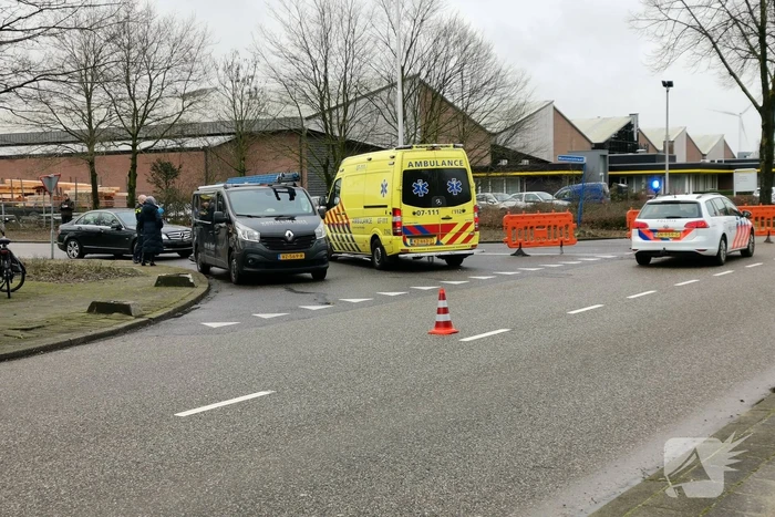 Twee voertuigen botsen op t-splitsing