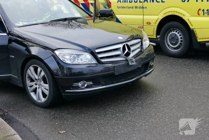 Twee voertuigen botsen op t-splitsing