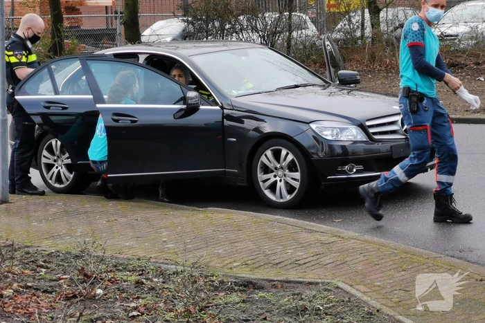 Twee voertuigen botsen op t-splitsing