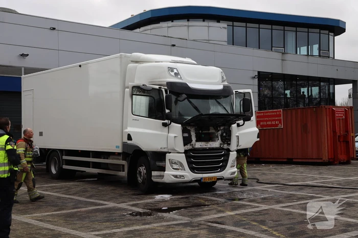 Brand in cabine van vrachtwagen