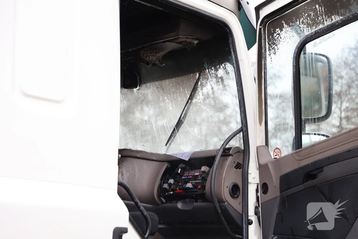 Brand in cabine van vrachtwagen