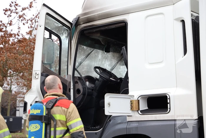 Brand in cabine van vrachtwagen