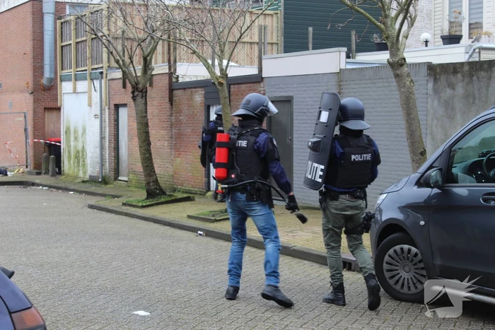 Man door arrestatieteam uit woning gehaald