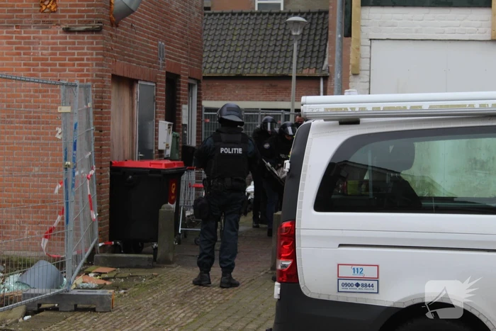 Man door arrestatieteam uit woning gehaald