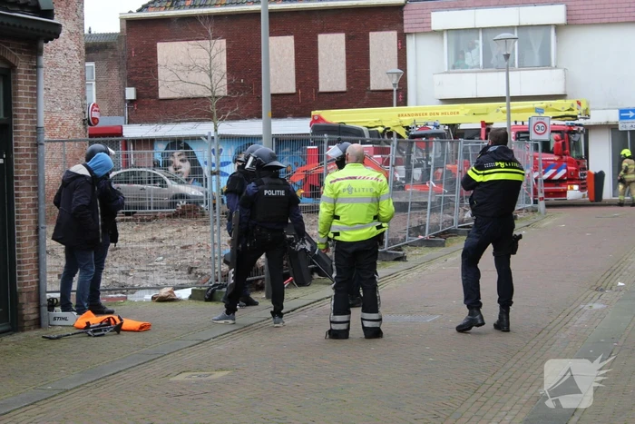 Man door arrestatieteam uit woning gehaald
