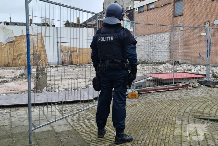 Man door arrestatieteam uit woning gehaald
