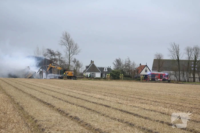 Brand in schuur met gestalde caravans