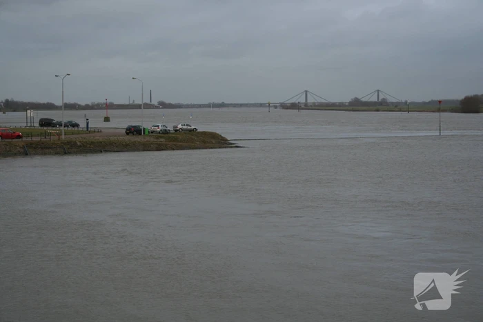 Water van De Waal staat flink hoog