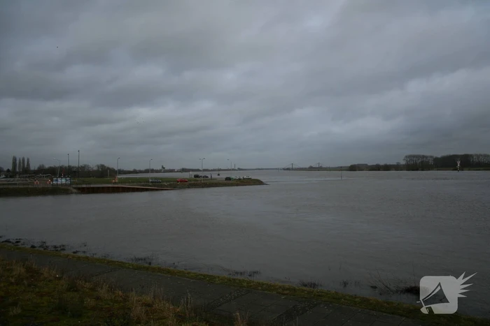 Water van De Waal staat flink hoog