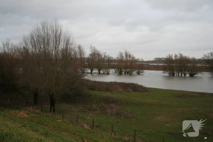 Water van De Waal staat flink hoog