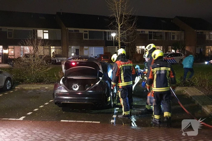 Binnenkant van auto in brand