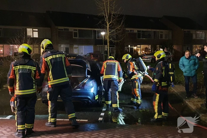 Binnenkant van auto in brand