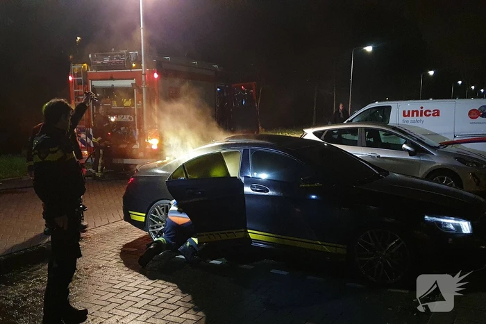 Binnenkant van auto in brand