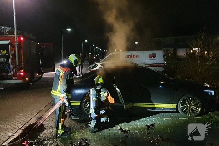 Binnenkant van auto in brand