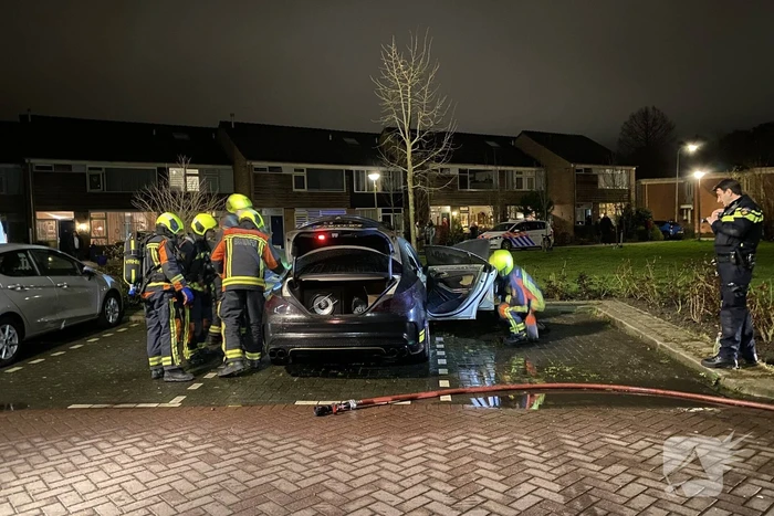 Binnenkant van auto in brand
