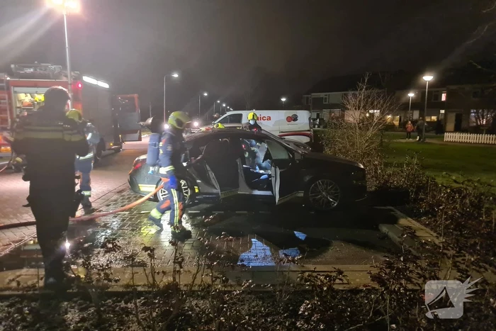 Binnenkant van auto in brand