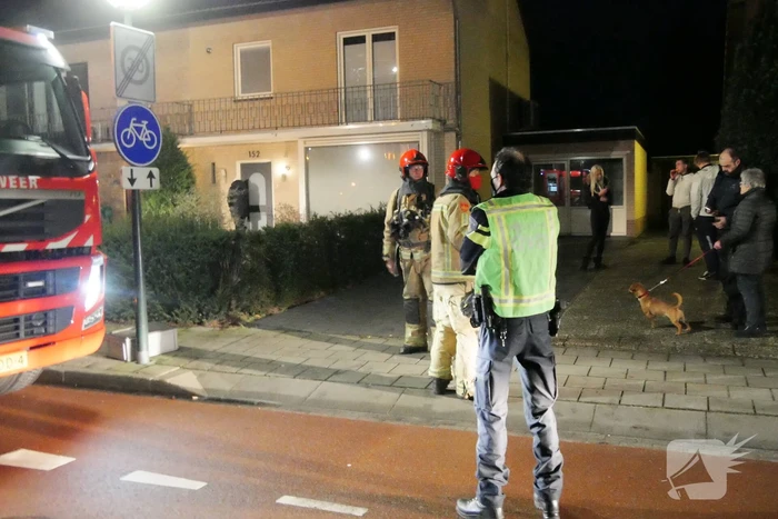 Brandend voorwerp op dak van woning