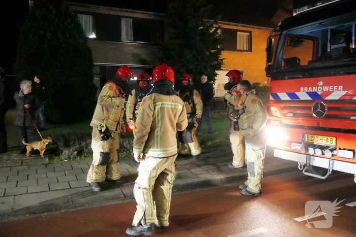 Brandend voorwerp op dak van woning