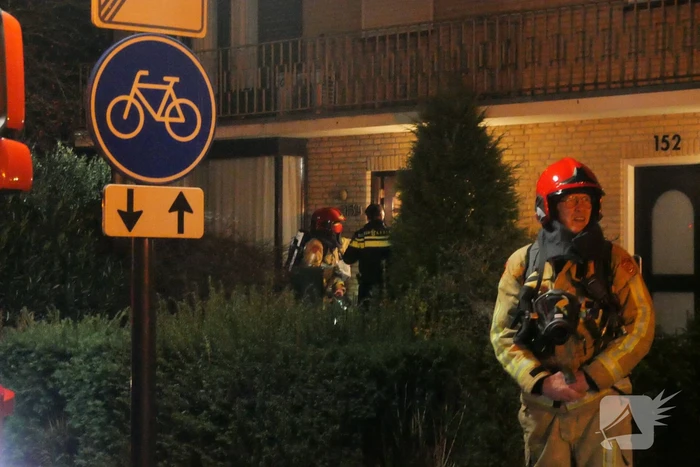 Brandend voorwerp op dak van woning