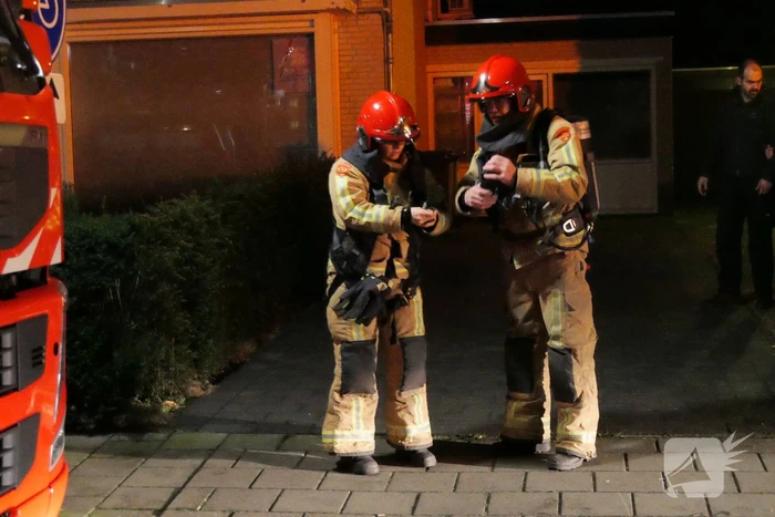 Brandend voorwerp op dak van woning