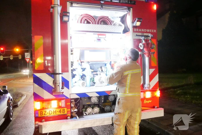 Brandend voorwerp op dak van woning