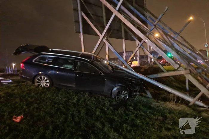 Automobilist rijdt tegen reclamebord