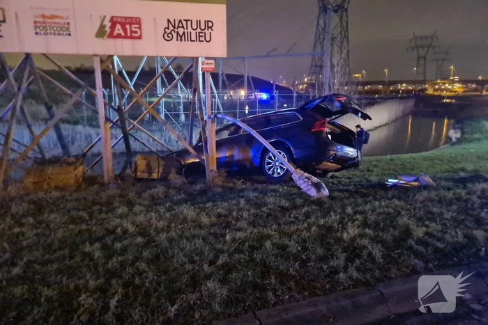Automobilist rijdt tegen reclamebord