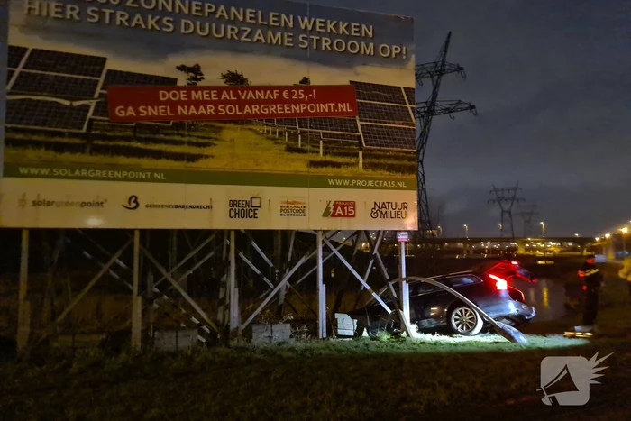 Automobilist rijdt tegen reclamebord
