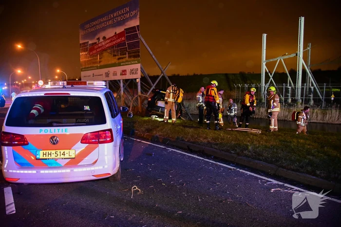 Automobilist rijdt tegen reclamebord
