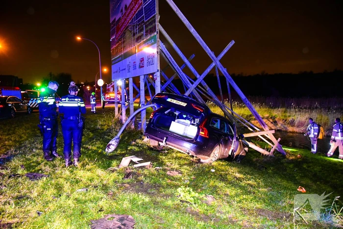Automobilist rijdt tegen reclamebord