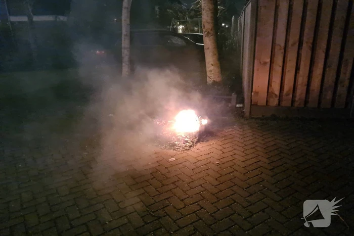 Berg rommel in brand gestoken