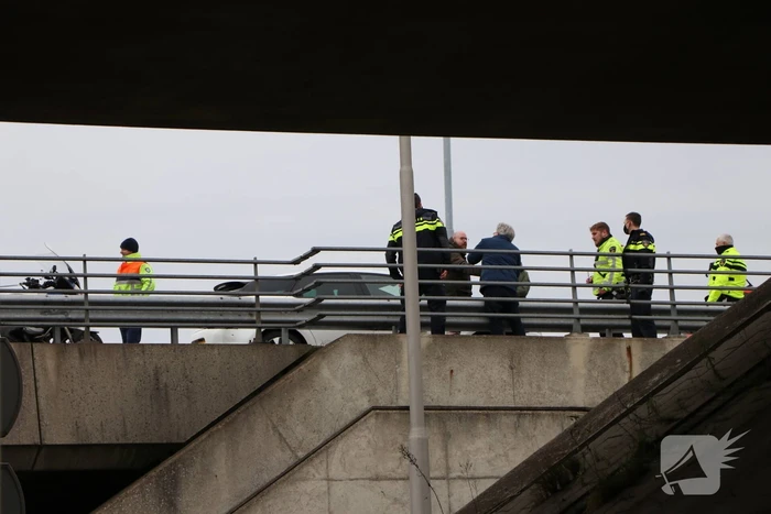 Automobilist met verward gedrag van snelweg gehaald